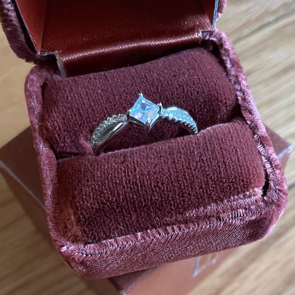 Jeffery Levin Sterling Engagement Ring - Picture 2 of 7